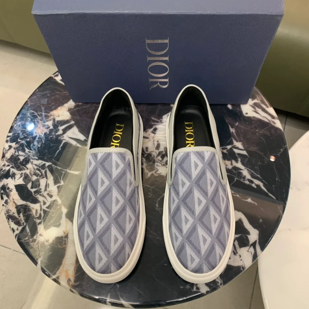 Men's men's shoes 💰360, Dior series casual shoes 👟🔥🕷🕷【Dior】Dior New casual men's shoes are launched in Hong Kong counters. Official website 1:1 production. Original Italian materials. Designed by European and American masters. Perfect shape to create counter quality, solid color rubber wear-resistant outsole and classic dazzling head! Super versatile and very comfortable. High-end without losing taste, fashionable and novel! ! Absolute focus! Code number: 38-45